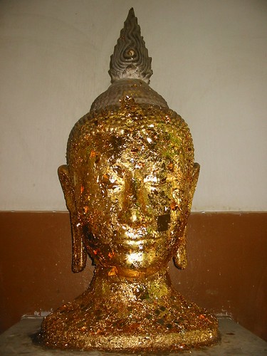 Buddhabeeld met bladgoud beplakt