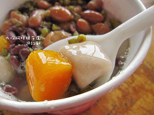 九份阿柑姨芋圓仔細看 taro balls: a snack specialty in ChuiFen , Taipei County