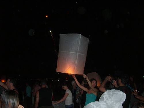 Lantern flying on Hat Patong ©  S Z