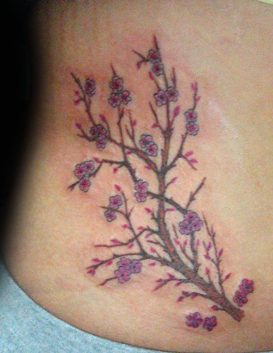 tatuajes de ramas.  Tatuaje rama flor de cerezo Pupa Tattoo Granada 