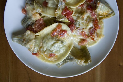 Artichoke ravioli with tomatoes and cream (II)