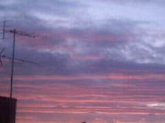 【写真】夕陽で赤く染まる雲