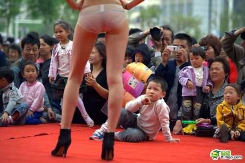 lingerie-models-modelling-for-Chinese-children-on-runway-01-560x373