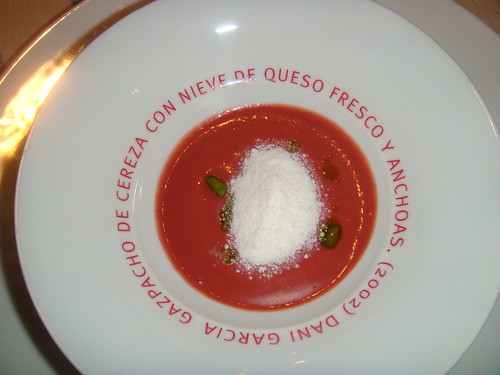 Gazpacho de cerezas, nieve de queso fresco y anchoas (2002)