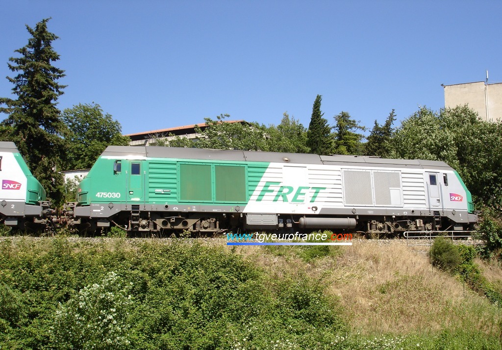 Une locomotive BB 75000 en livrée FRET SNCF en pousse d'un convoi de bauxite sur la voie Gardanne - Aix-en-Provence