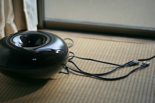 An AVCable and ±0　(plusminuszero)　Humidifier.