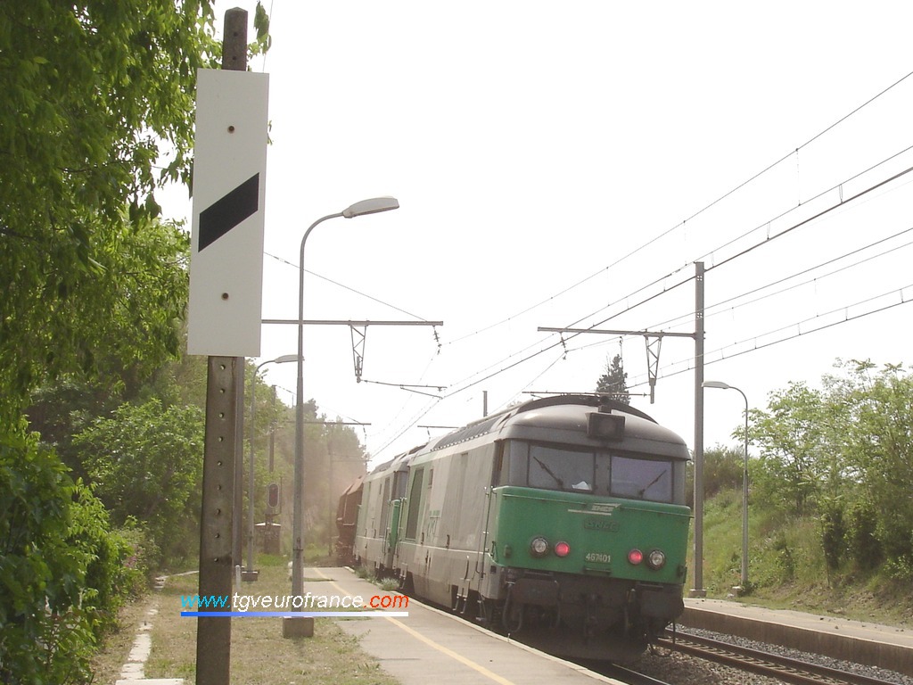 Vue d'une UM de locomotives BB67400 en pousse du train avec la BB 67401 de Nevers