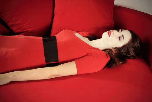 フリー写真素材|人物|女性|寝転ぶ|レッド|