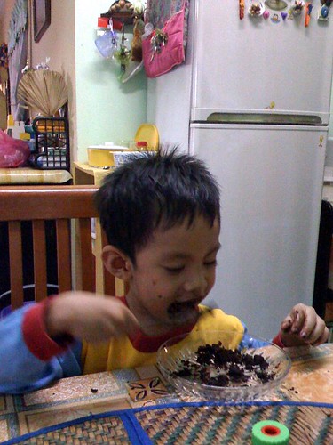 Adib makan kek coklat