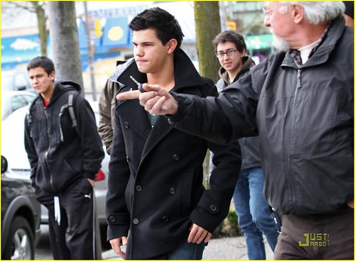 taylor-lautner-wolf-pack-lunch-03