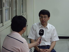 全球暖化公民高峰會台灣區計畫主持人林子倫老師接受公共電視專訪；照片提供：台大政治系林子倫老師