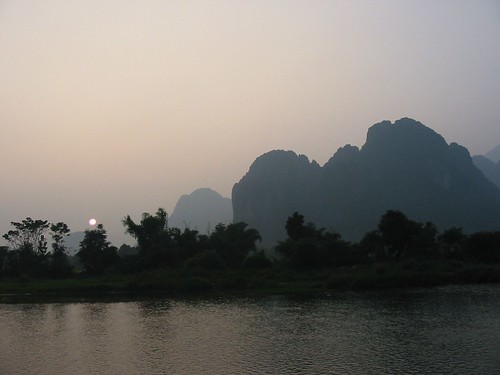 Dreigende zonsondergang in Vang Vieng