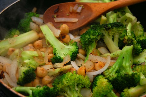 Pan-Frying Chickpeas with Broccoli