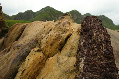 奇岩。紅色的部份是石頭本身富含的鐵質，風化後成為美麗的結晶體