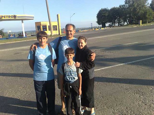 Familia Filat la plecarea în călătoria pe jos de la Chişinău la Hânceşti