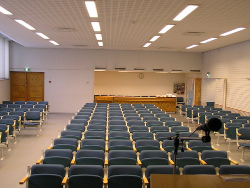 Näkymä puhujalavalta yleisöä kohti tyhjässä salissa