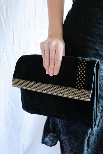 VINTAGE black suede purse with chequered gold detail - 2
