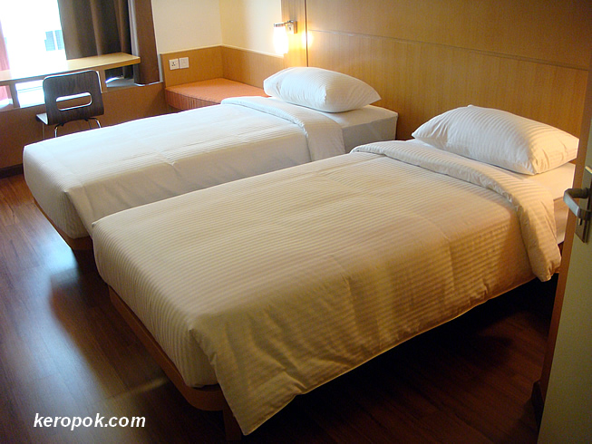 The twin bed room. I think I prefer my tempur bed at home :-)