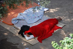 Ύπνος μετανάστη στην ύπαιθρο, όχι από ρομαντική διάθεση. Περισσότερα για την φωτογραφία στο Flickr.