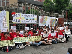 花蓮台東北上民眾 及穿紅衣聲援之學生