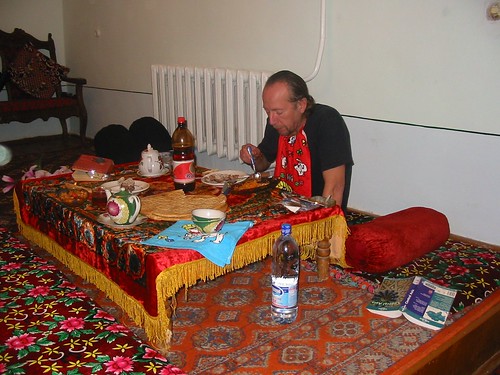 Liggend aan tafel in Khiva
