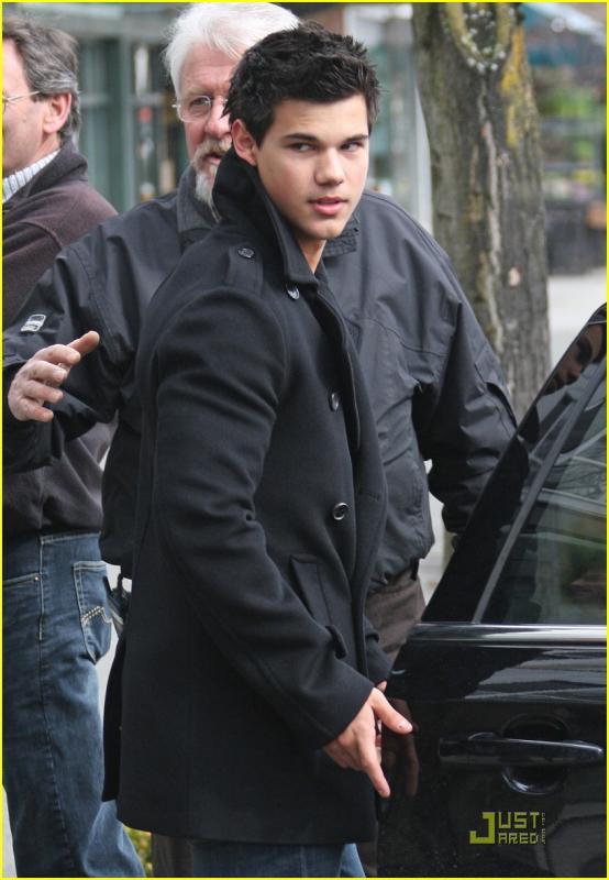taylor-lautner-wolf-pack-lunch-07