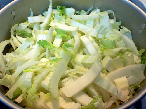 白菜の芯を煮込む