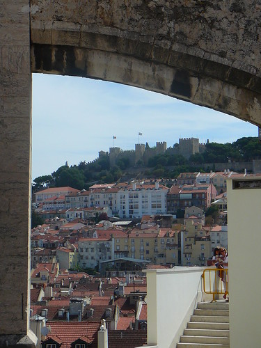 El Castelo de Sao Jorge, dominando Alfama, desde la plataforma del Elevador.