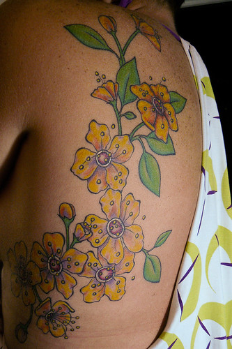 Flower Tattoos Design on Woman Waist