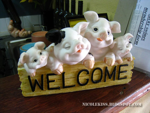 piggies welcome sign