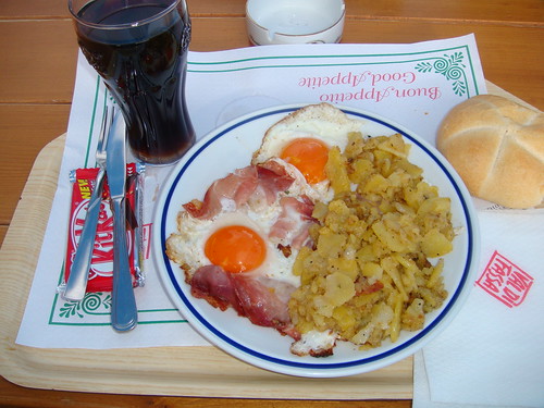 Huevos fritos con speck y patatas fritas en el Refugio Salei - Paso del Sella - Canazei 
