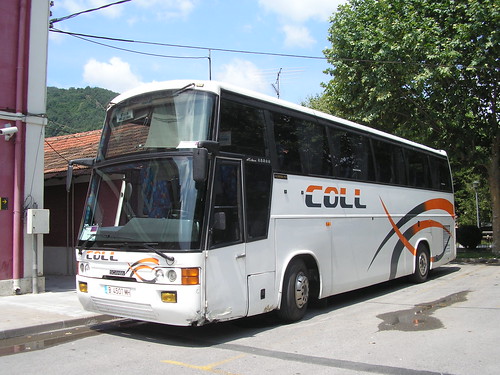 Autocar de l'empresa COLL a Ripoll (GIrona)