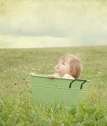 フリー画像|人物写真|子供ポートレイト|外国の子供|赤ちゃん|見上げる|草原の風景|フリー素材|