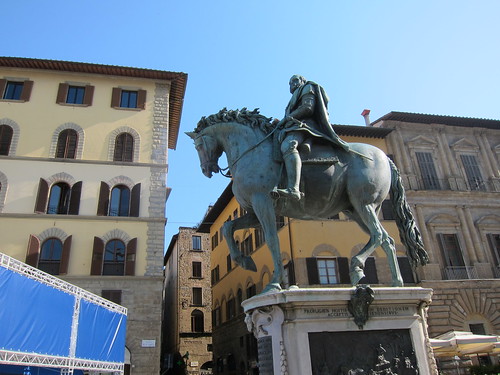 Cosimo Medici on a horse charging our apt. (3rd floor up - two corner windows) overlooking Palazzo  Vecchio (town hall)