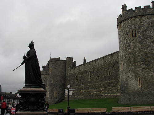 Windsor Castle and Queen Victoria statue