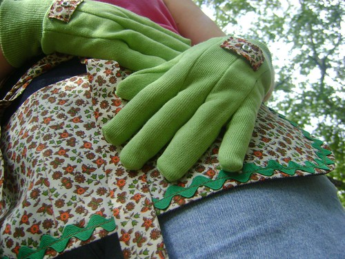 vintage apron-with gloves 007