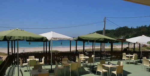 Vista del restaurante con la Playa de Canelas al fondo