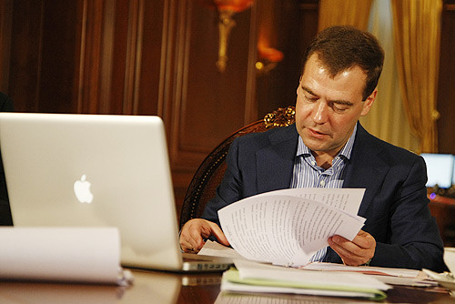 Dmitri Medwedew mit MacBook ©  J