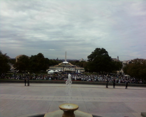 Saat ribuan jemaah shalat Jumat bersiap-siap di halaman Capitol Hill