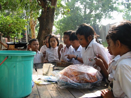Naschoolse activiteit: gepaneerde krab en garnalen eten