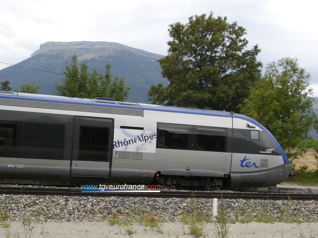 L'automoteur thermique ATER X 73802 de la SNCF arborant le logo de la Région Rhône-Alpes