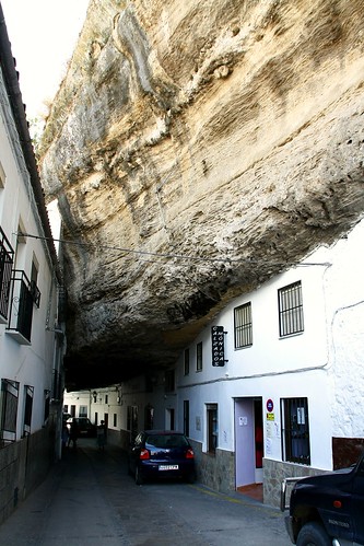 Сетениль-де-лас-Бодегас. Люди живут в пещерах и в наши дни. 