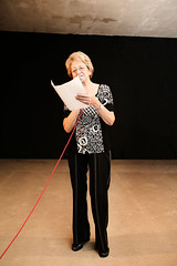 Giuliana Piermarini mentre legge la sua poesia