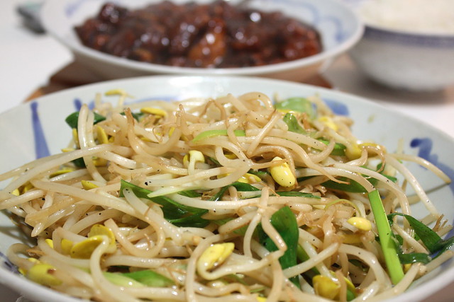 stir fry soy bean sprouts with green onions