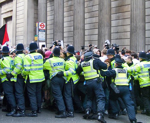 Crowd control, Threadneedle Street, G20 protest, City of London (1 April, 2009) by chrisjohnbeckett.