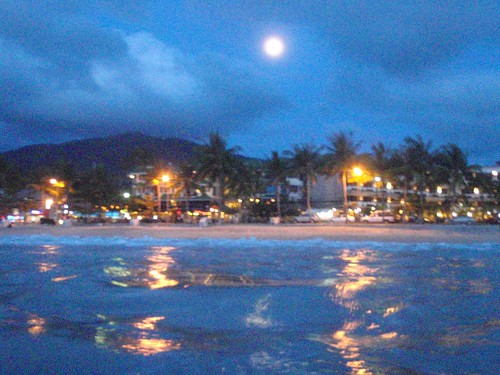 Playa de Patong al anochecer