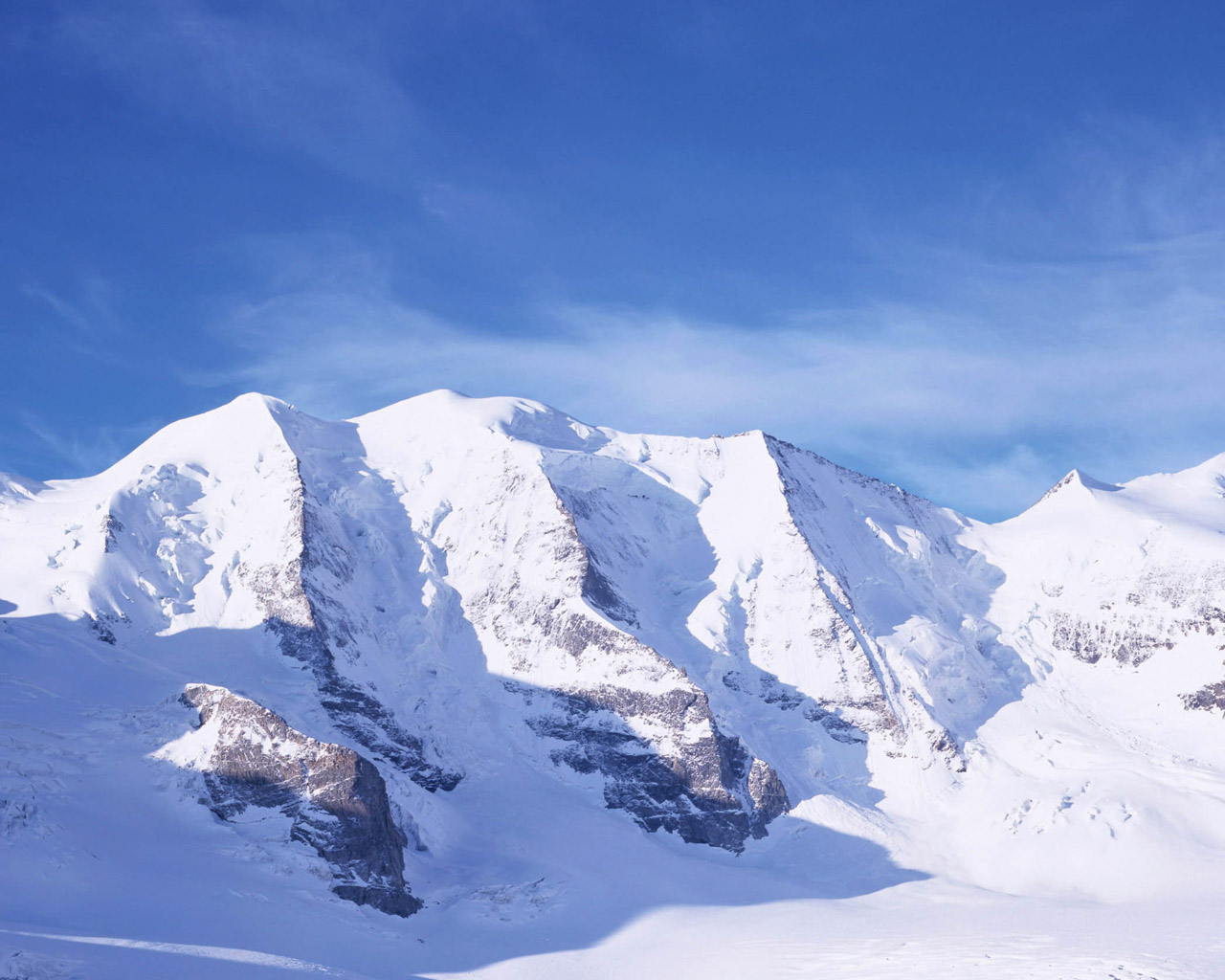 Pemandangan Salju Megah Di Pegunungan Salju HD Wallpaper Gratis