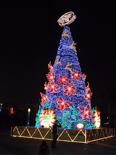 高雄中央公園站外的燈光聖誕樹