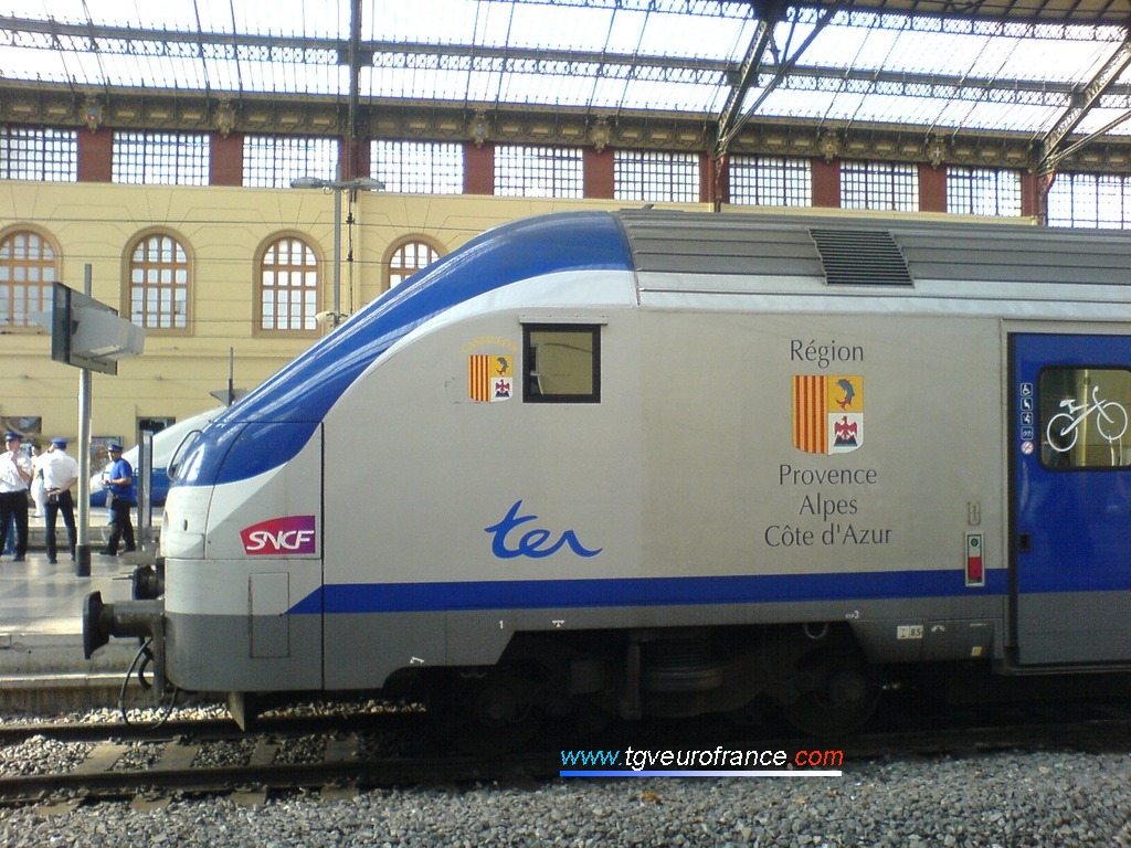 Détail de la cabine d'une voiture-pilote Corail B5uxh SNCF aux couleurs de la Région PACA en gare de Marseille Saint-Charles