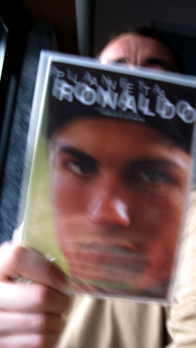 Encontrou-se, dentro do saco onde costuma vir o Expresso, um DVD intitulado "Planeta Ronaldo": Entrega-se a quem provar estar interessado em ver.